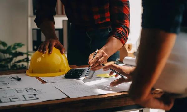 Avoid Costly Mistakes by Choosing the Right general contractor keep construction