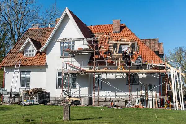 Best Roofing Company Solutions for Roof Repairs and Replacement